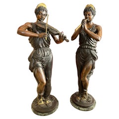 Grande paire de statues de flûtiste et de violoniste en bronze des années 1960