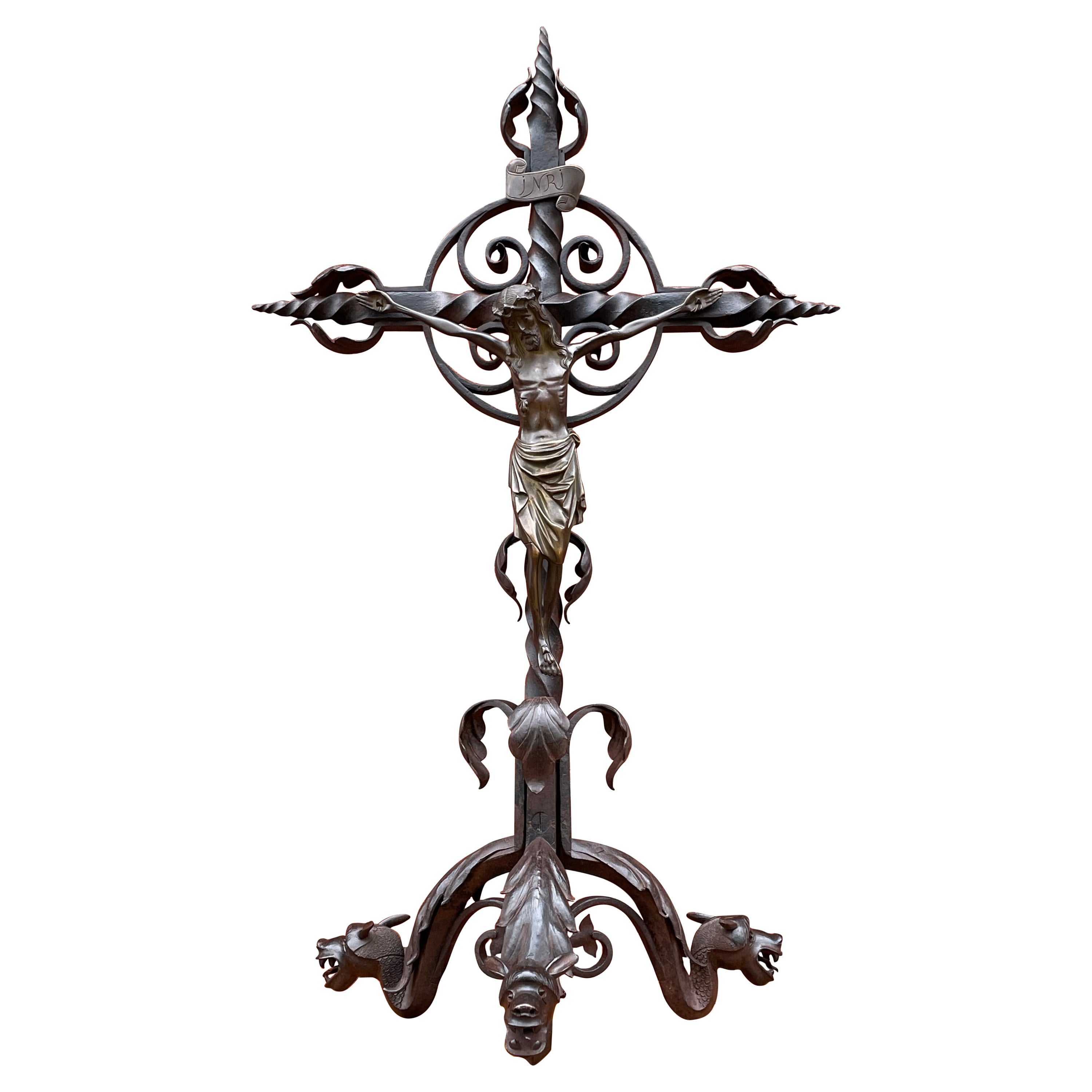 Schmiedeeisernes Altarkreuz mit Drachensockel und Bronzeskulptur des Christus aus der Gotik