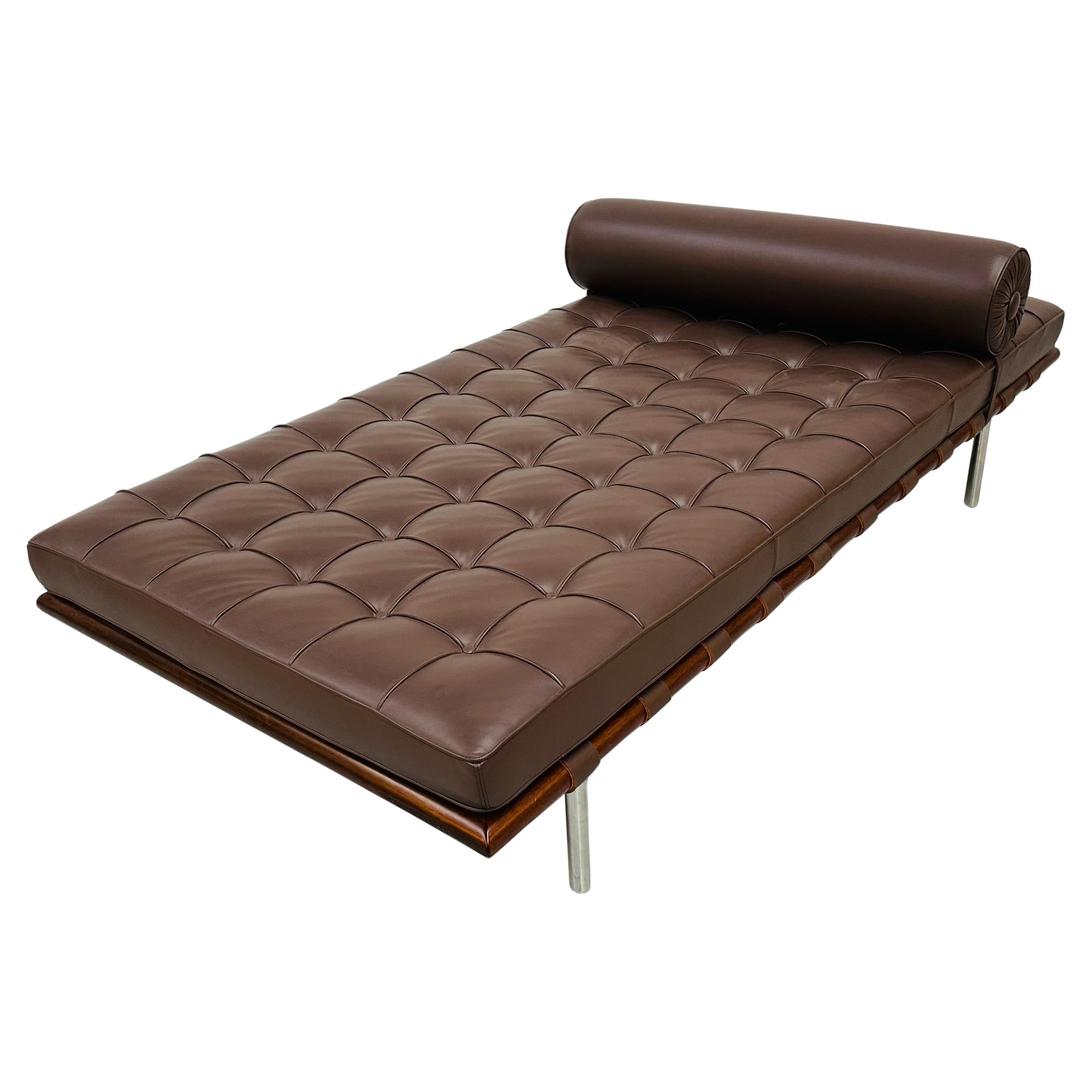 Barcelona Daybed in Brown Leather by Ludwig Mies van der Rohe for Knoll, 1980s. For Sale