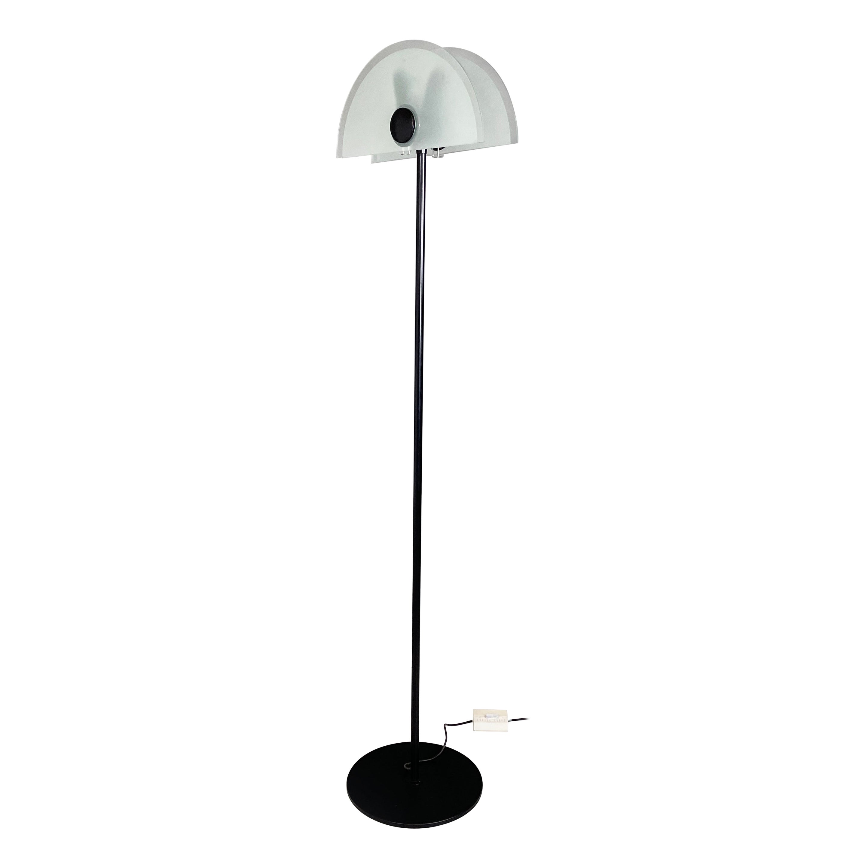Moderne italienische Stehlampe aus mattiertem Glas und schwarzem Metall, 1980er Jahre im Angebot
