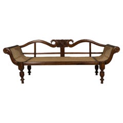 British Colonial geschnitzt und Cane Settee mit Swan Neck Back und Scrolling Arms