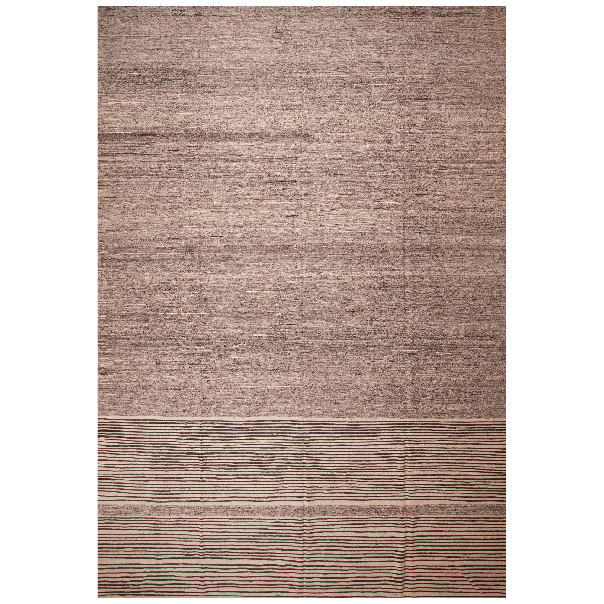 Nazmiyal Kollektion Abstrakter Flachgewebe-Teppich 13' x 18'8" Moderner Flachgewebe-Teppich im Stammesdesign im Angebot