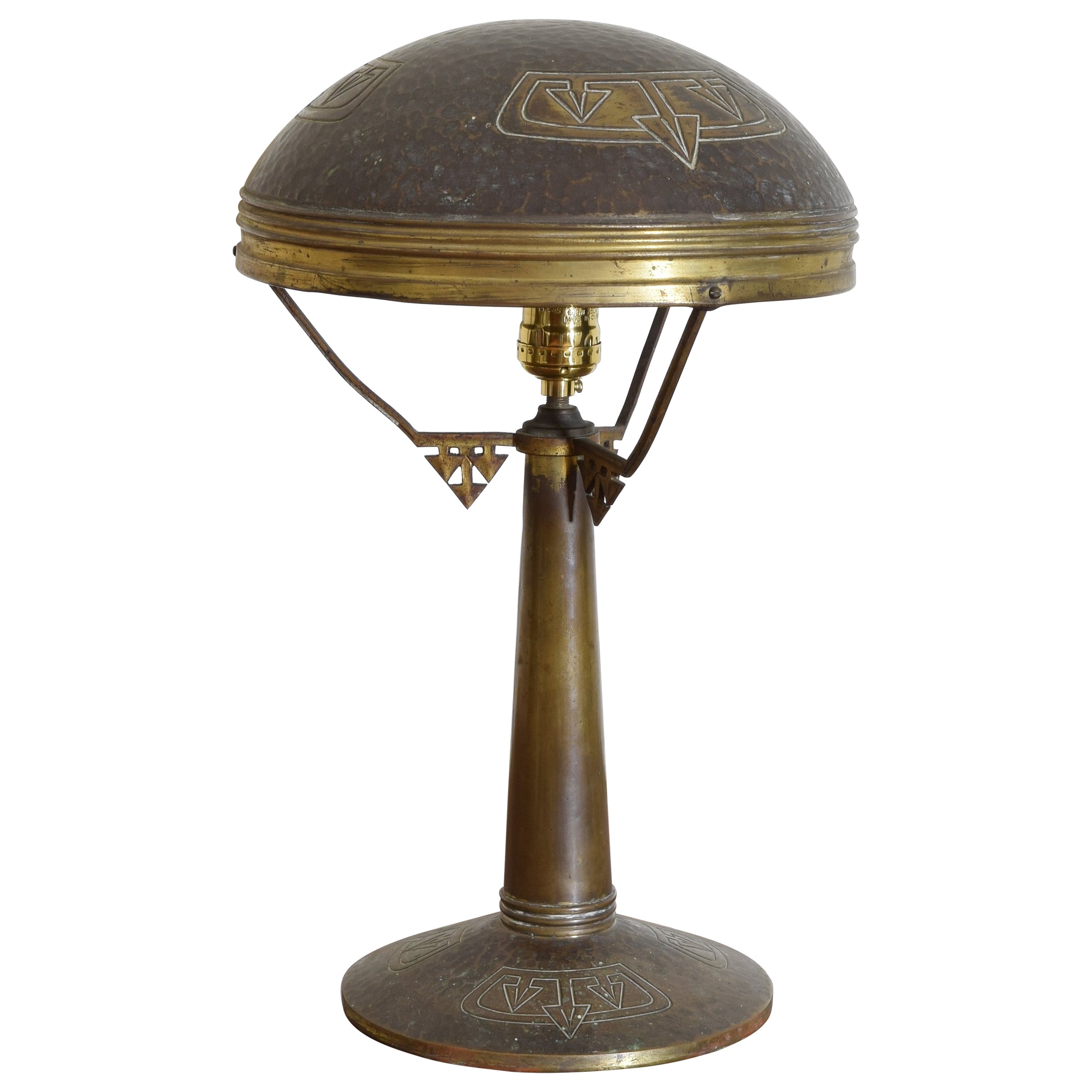 Lámpara de mesa francesa Arts and Crafts de latón patinado, principios del siglo XX