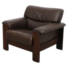 Sedia da salotto in pelle marrone Leolux degli anni '60 con struttura in Oak Oak tinto scuro