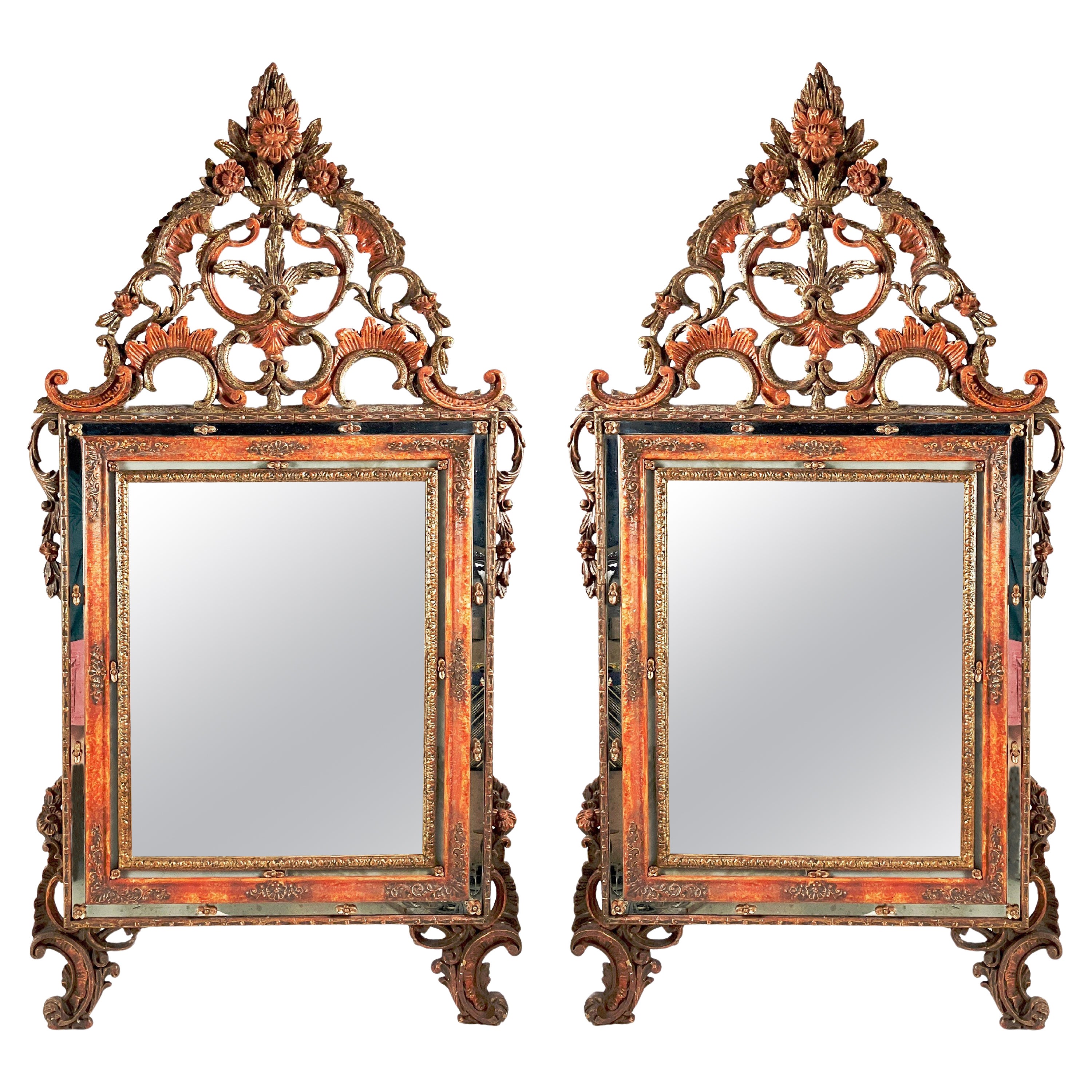 Paire de miroirs vénitiens anciens décorés à la peinture couleur pêche et or  en vente