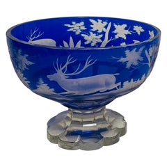 Centro de mesa de cristal azul cobalto del siglo XIX, ciervo, venado y entorno escénico