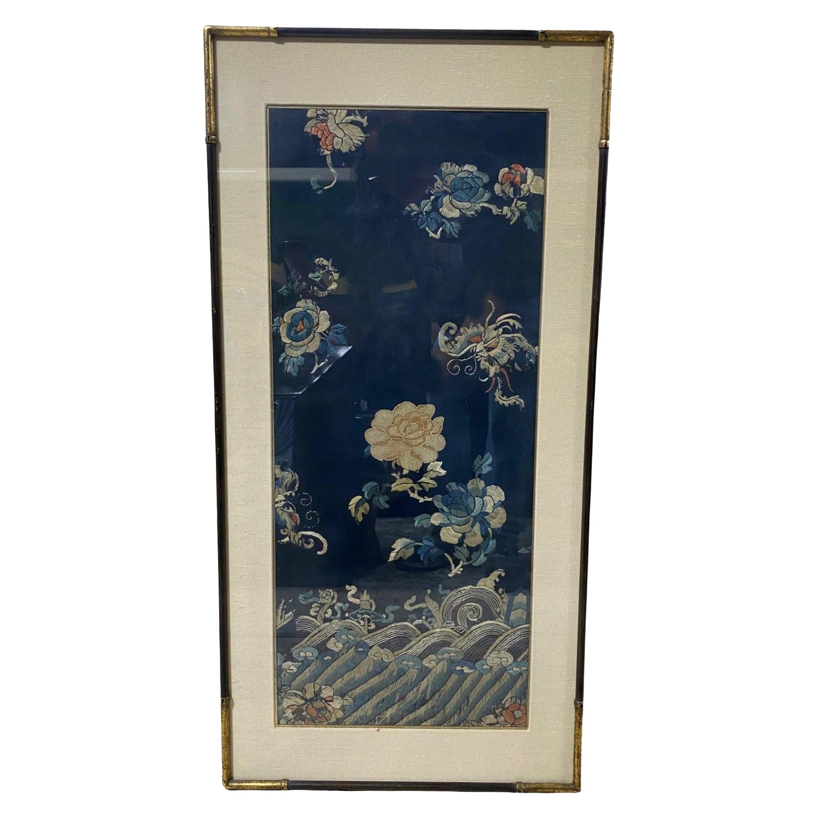 Panneau textile japonais asiatique Meiji Peroid encadré de broderies de fleurs florales en soie 