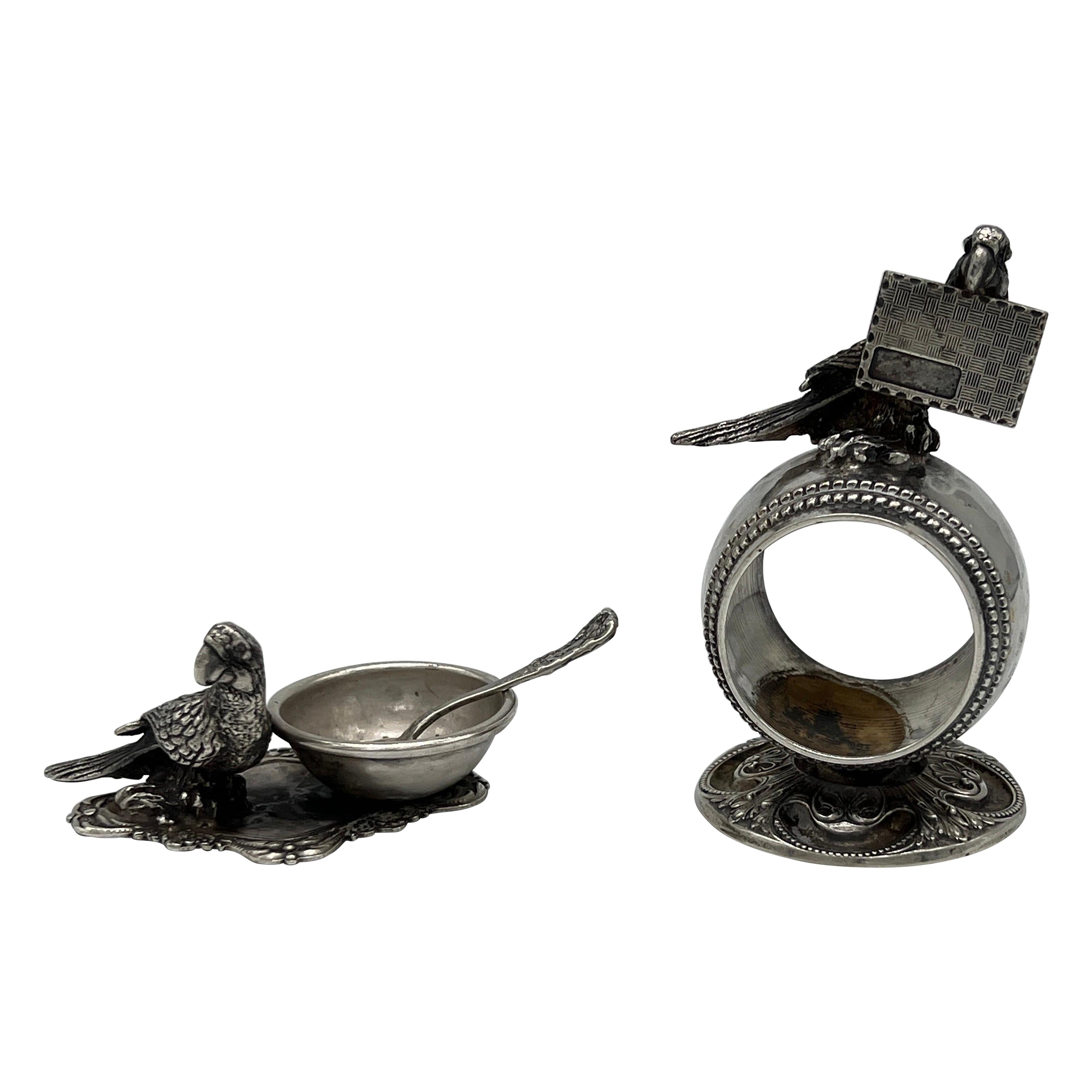 Ensemble d'accessoires de table antique en forme de perroquet en métal argenté - anneau de serviette + plat à sel