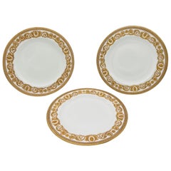 (3) Tres platos de porcelana Wedgwood de 9" con decoración muy dorada Richard Briggs Co.