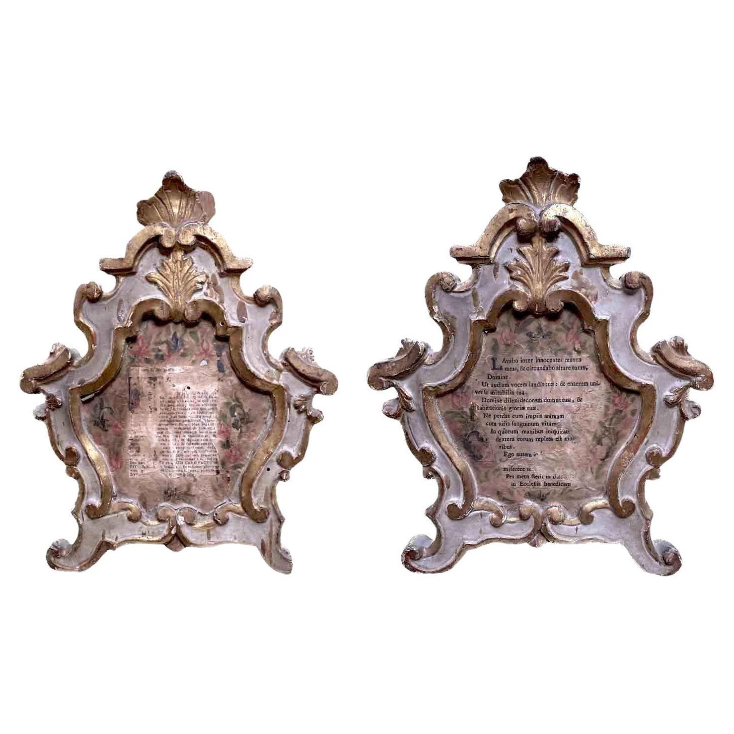 Paire de cadres italiens Louis XV en bois sculpté, laqué et doré du XVIIIe siècle en vente