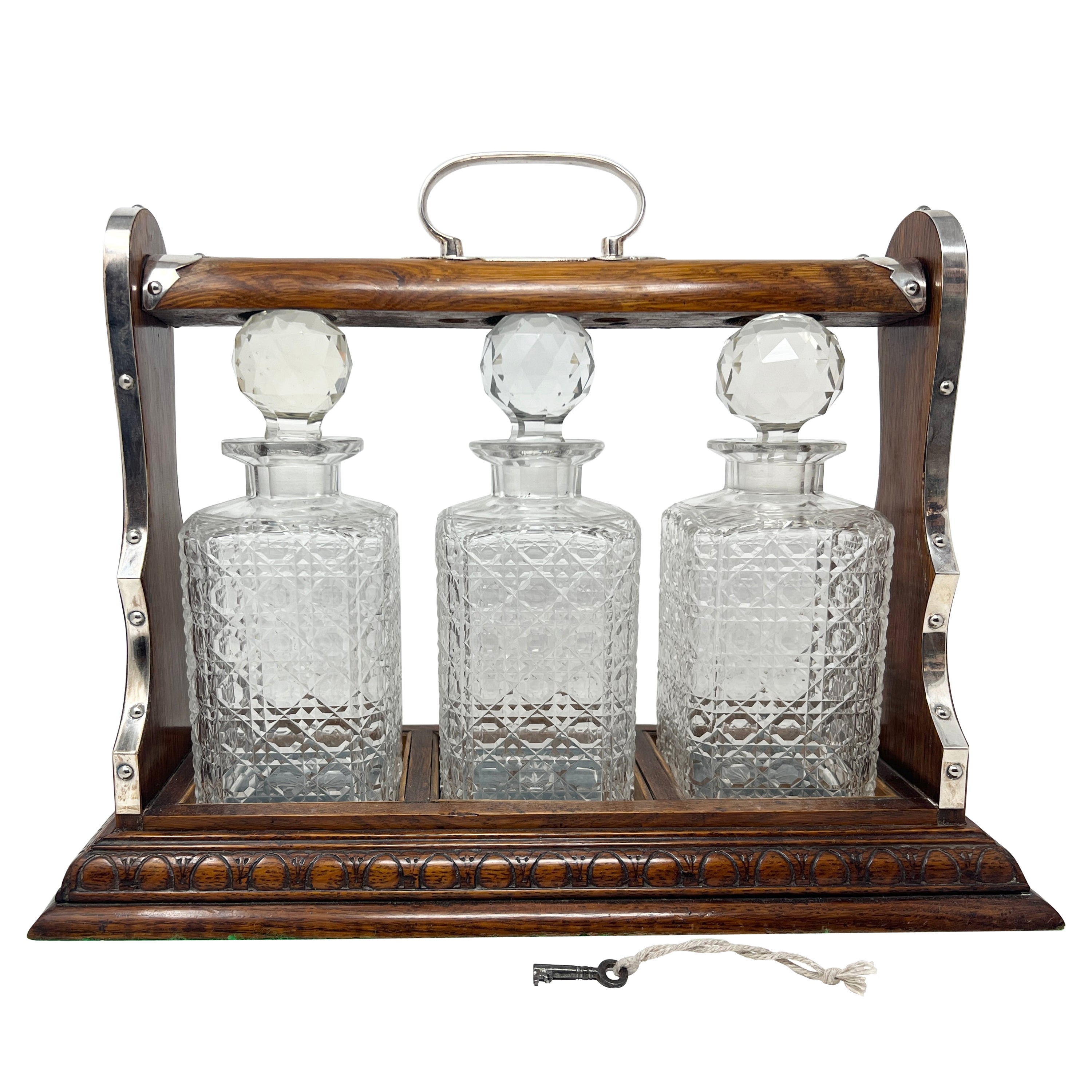 Antiguo tántalo inglés de plata de Sheffield, roble dorado y cristal tallado de 3 botellas.