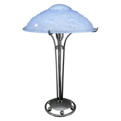 Schmiedeeiserne Lampe mit blauem Glas-Lampenschirm mit Klematis- und Spinnenwebern 