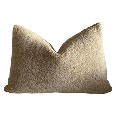 Lendenkissen aus natürlichem Shearling in Cappuccino-Farbe mit Messing-Reißverschluss