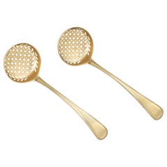 Pareja de cucharas tamiz de plata dorada de George III por George Smith y William Fearn