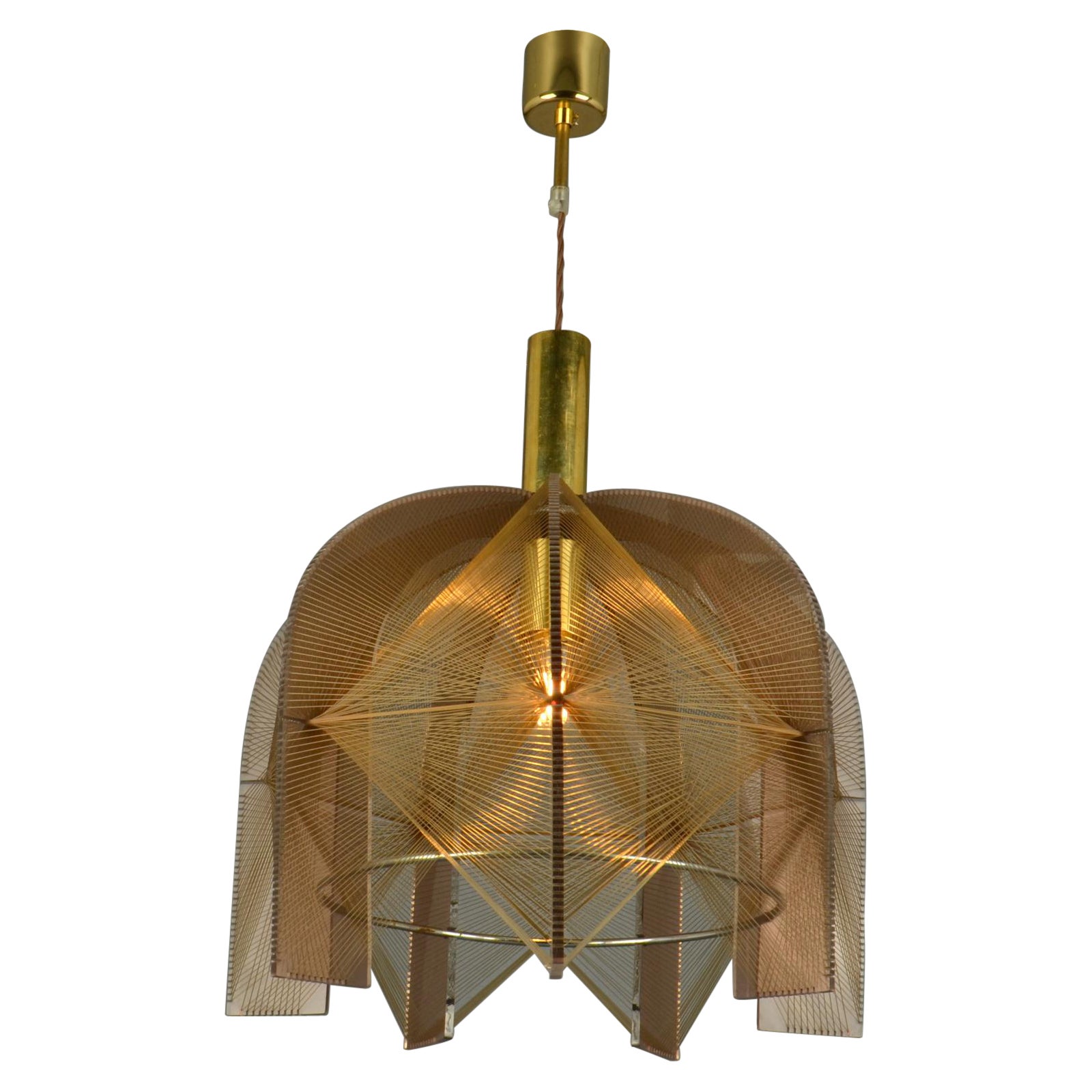 Lampe suspendue moderne du milieu du siècle dernier en bronze, lucite, fil de fer et laiton
