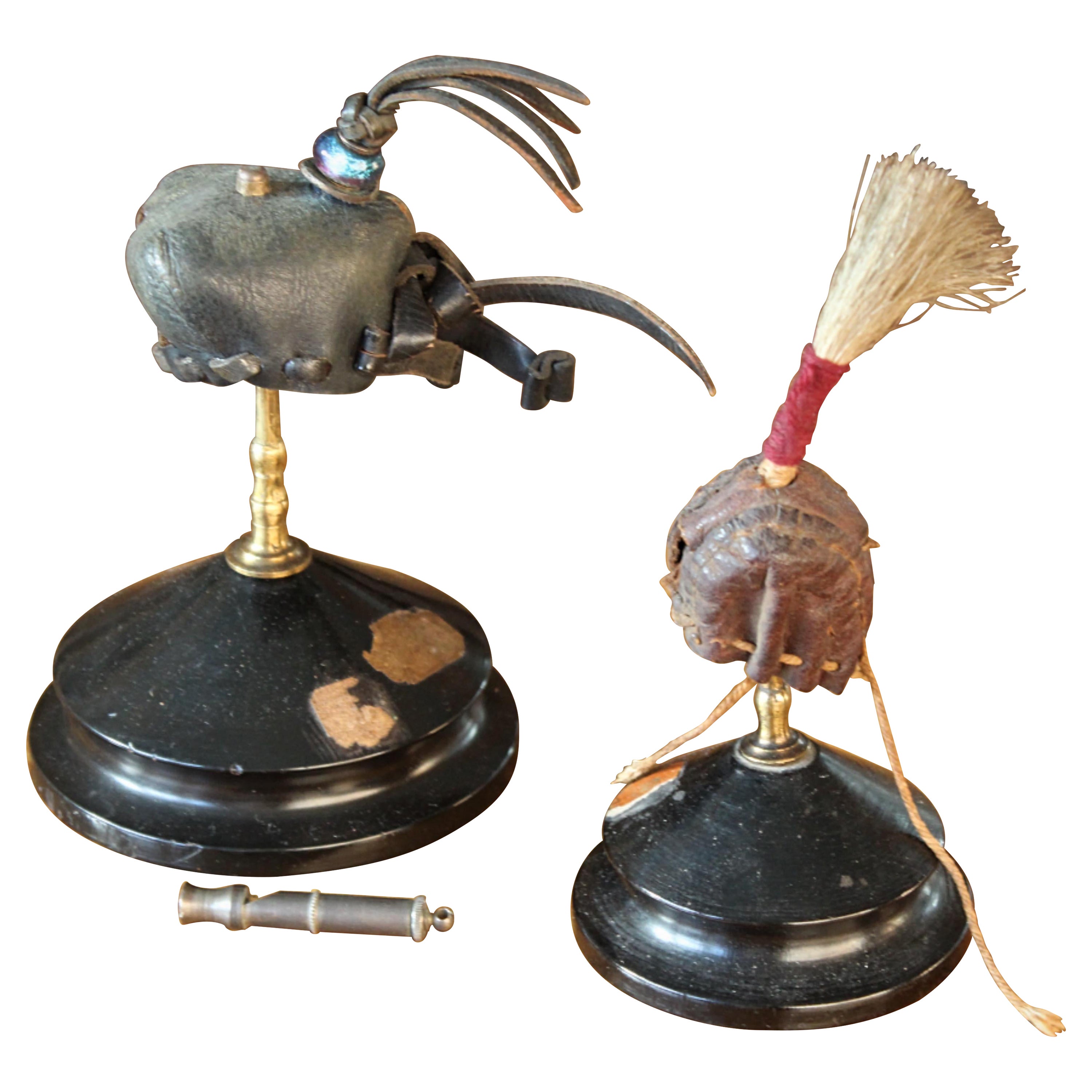 Fin 19e/début 20e siècle Paire de cagoules de fauconnier en cuir noir et prune en vente