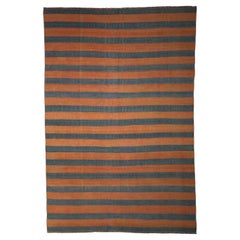 Tappeto vintage Dhurrie, con strisce blu e ruggine, da Rug & Kilim