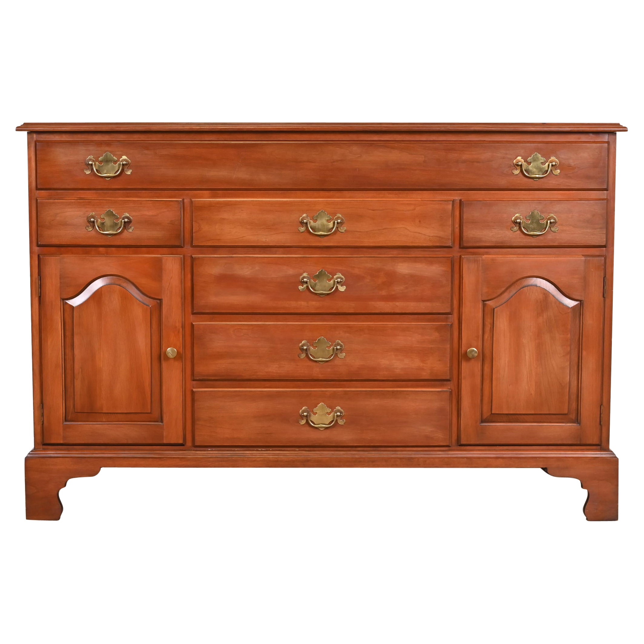 Henkel Harris American Colonial Kirschbaumholz Sideboard Buffet- oder Barschrank im Angebot