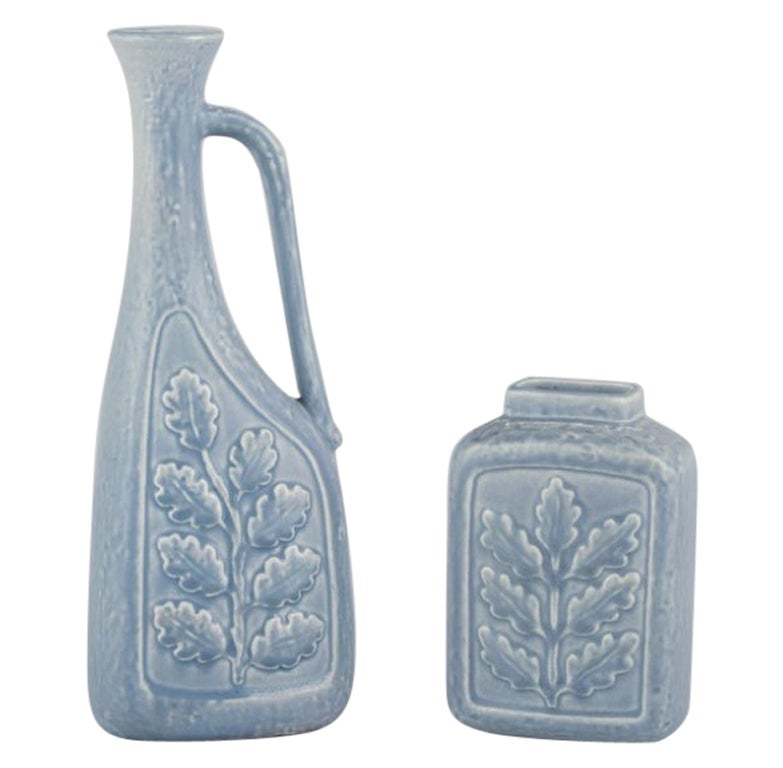 Rörstrand, Svezia. Una brocca/vaso grande e un vaso più piccolo in ceramica.