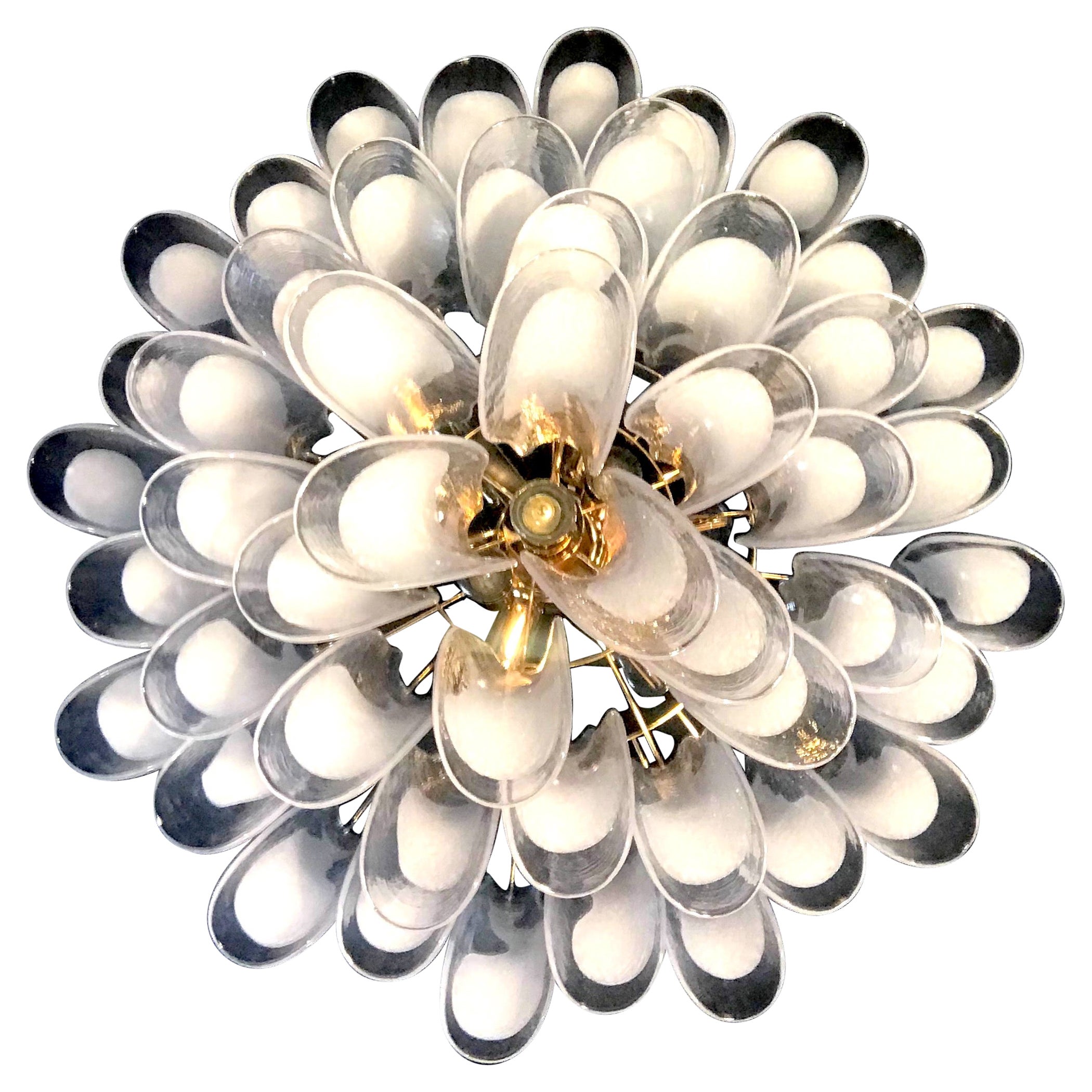 Enorme lampadario o plafoniera di Murano con petali di tulipano bianchi