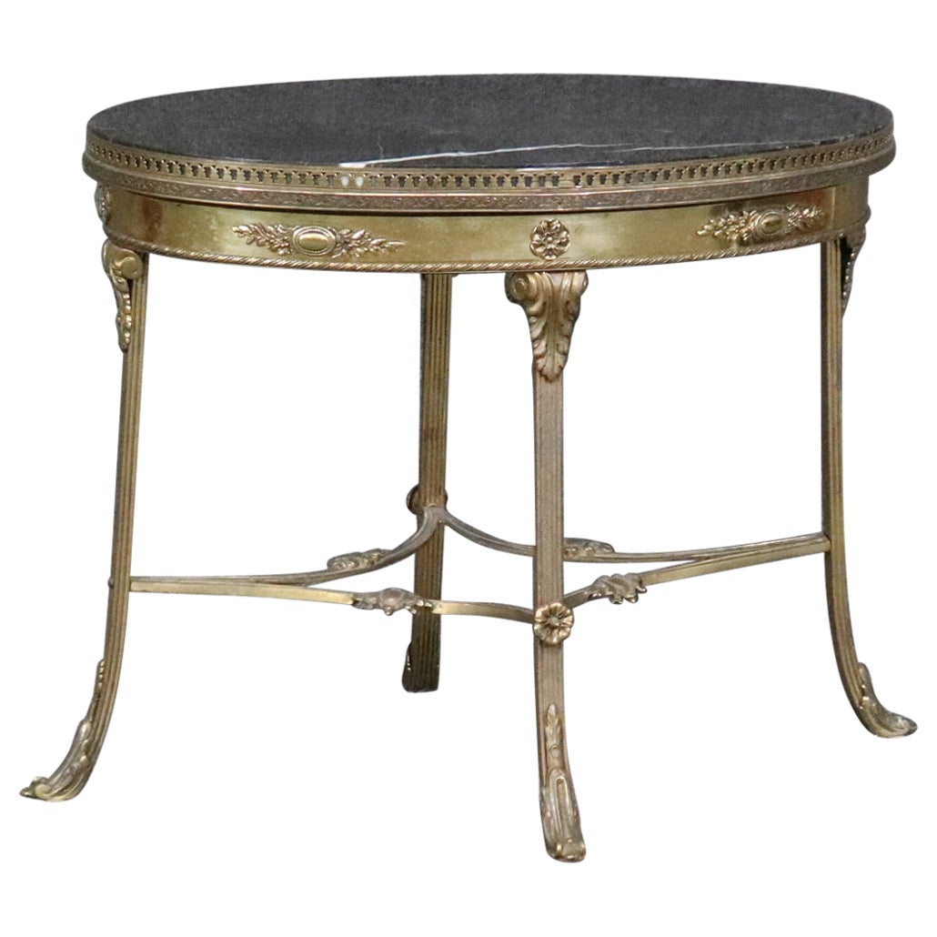 Superbe table basse ovale française Louis XV de forte épaisseur en laiton, bronze et marbre en vente