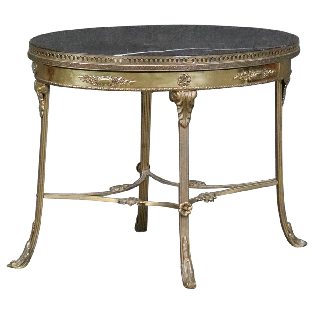 Hervorragender ovaler französischer Louis XV.-Couchtisch mit schwerem Gauge aus Messing oder Bronze und Marmor im Angebot