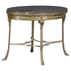 Magnífica mesa de centro ovalada francesa Luis XV de latón o bronce y mármol de grueso calibre