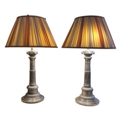 Superbe paire de lampes de table néoclassiques à colonne corinthienne en étain 