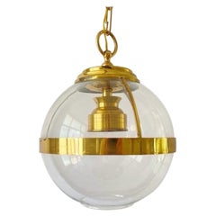 Lampe suspendue en métal doré et verre sphérique, années 1960, Italie