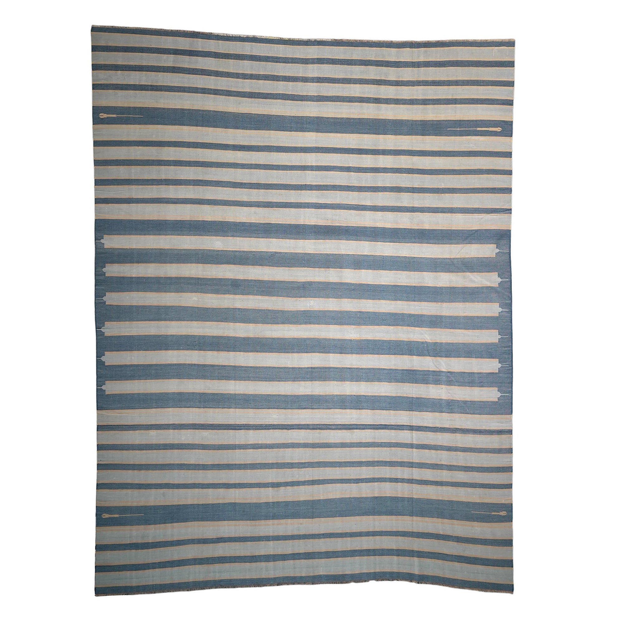 Quadratischer gestreifter Dhurrie-Teppich in Blau, von Rug & Kilim im Angebot