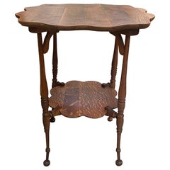Table d'appoint décorative vintage en bois.