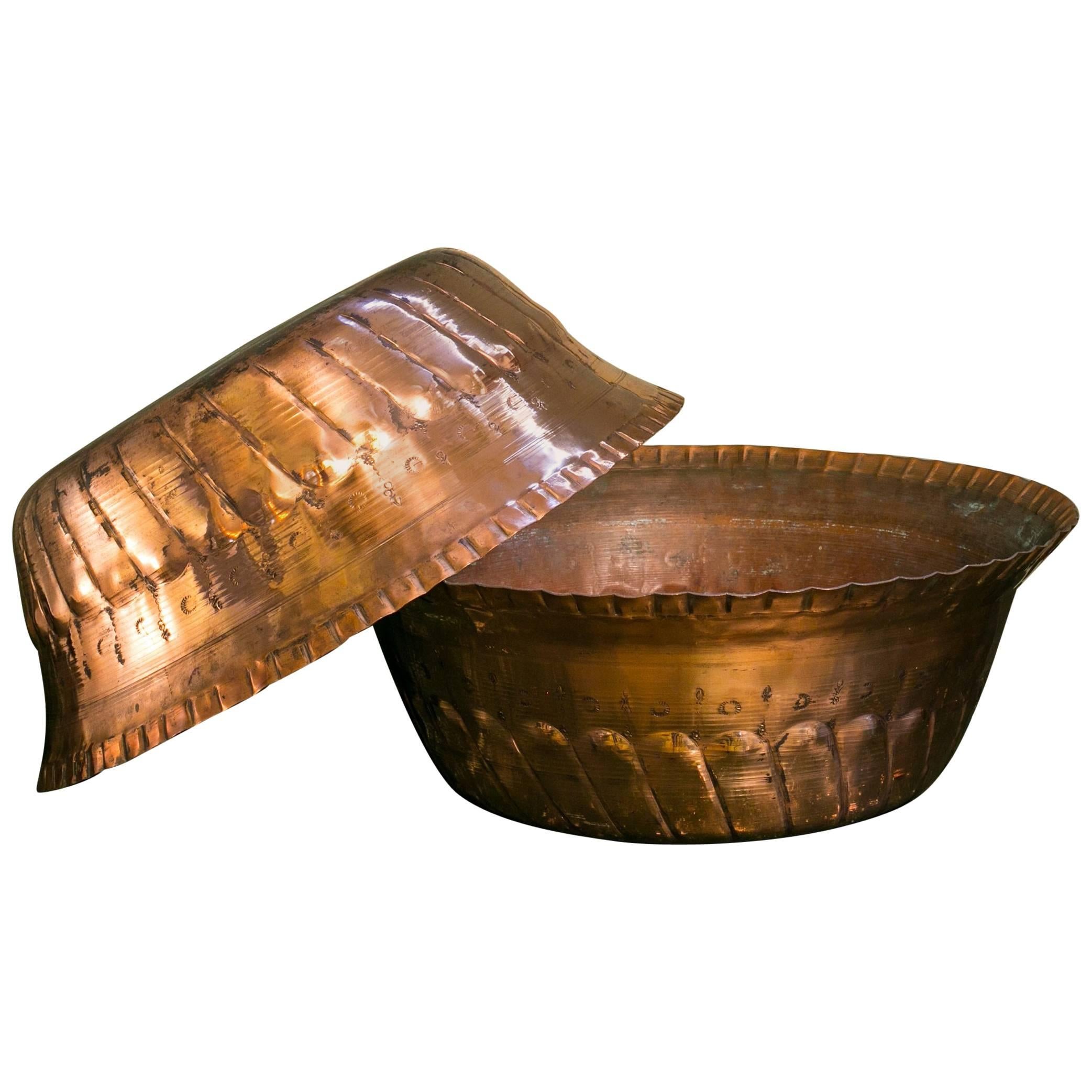 Grands bols anciens en cuivre fabriqués à la main au Maroc, vers 1900