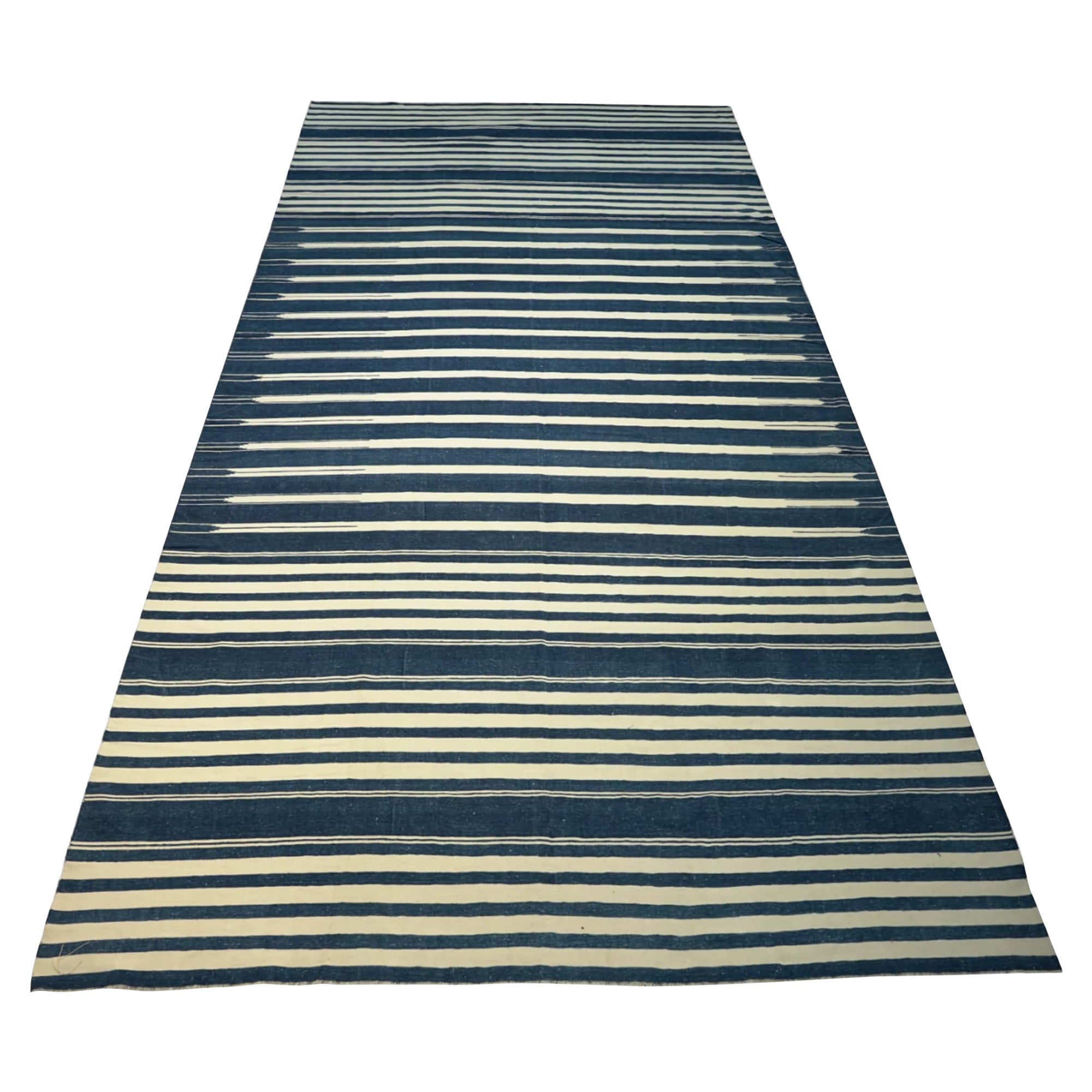 Vintage Dhurrie-Teppich mit weißen und blauen Streifen, von Rug & Kilim im Angebot