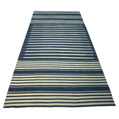 Vintage Dhurrie-Teppich mit weißen und blauen Streifen, von Rug & Kilim
