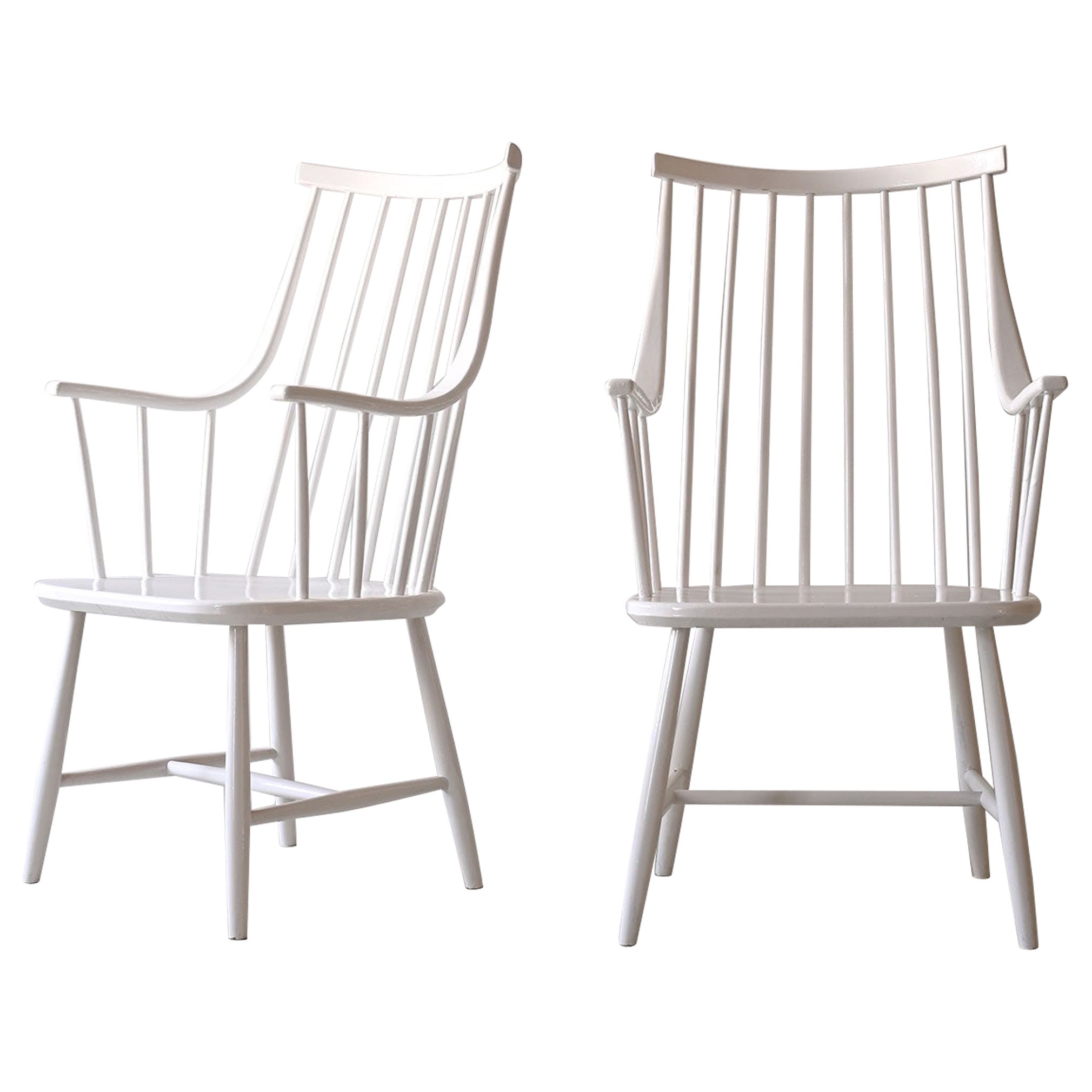 Paire de chaises conçues par Lena Larsson, modèle «GRANDESSA »