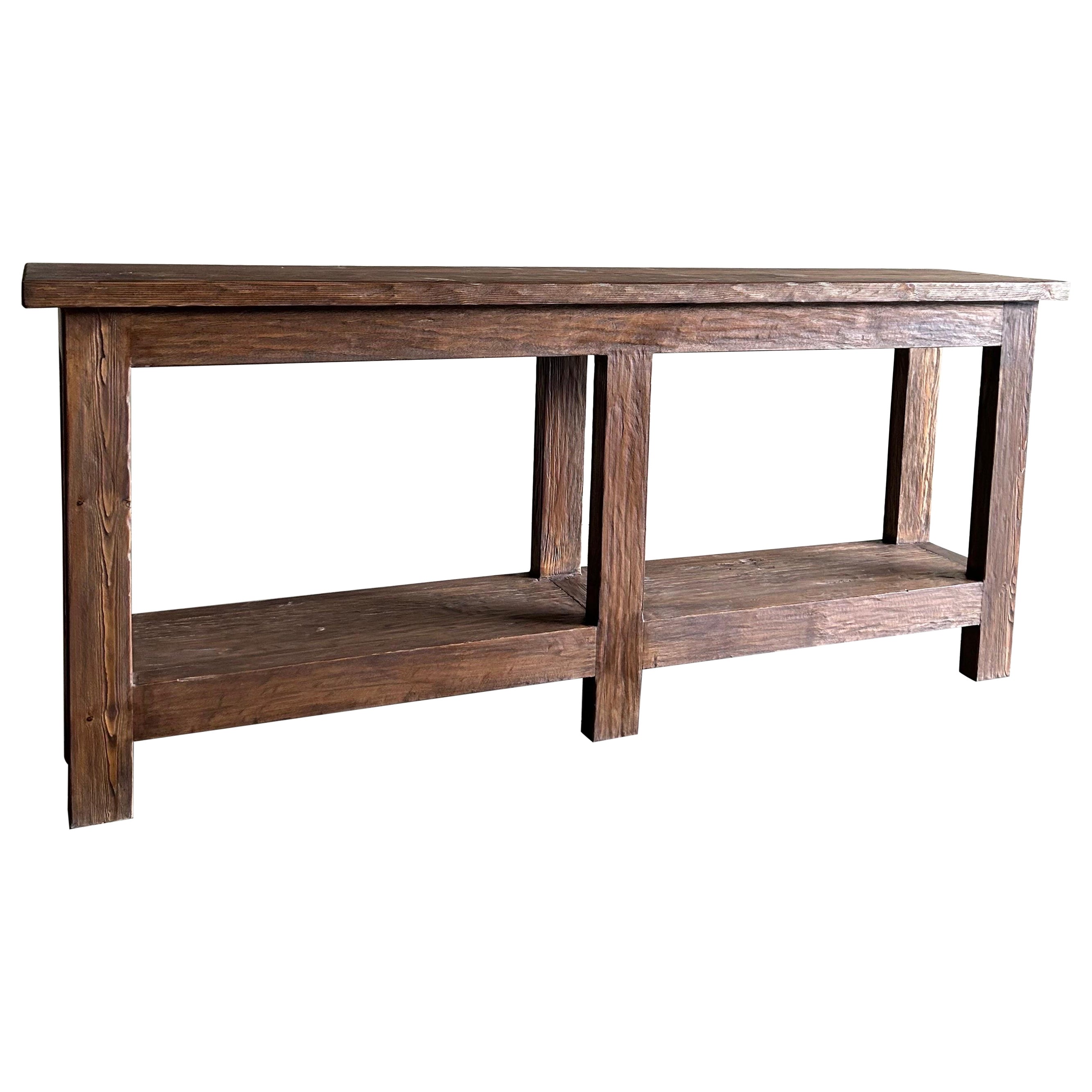 Table console en bois d'orme récupéré, finition foncée, avec étagère en vente