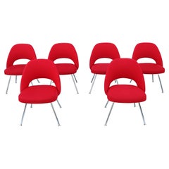 Modernas de mediados de siglo Eero Saarinen para Knoll Juego de 6 sillas ejecutivas sin brazos rojas