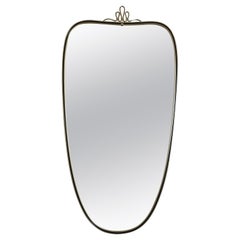 Vintage Mid Century Italian Brass & Black Shield Shape Mirror with Ribbon Detail (Miroir en forme de bouclier en laiton et noir avec détails de rubans)