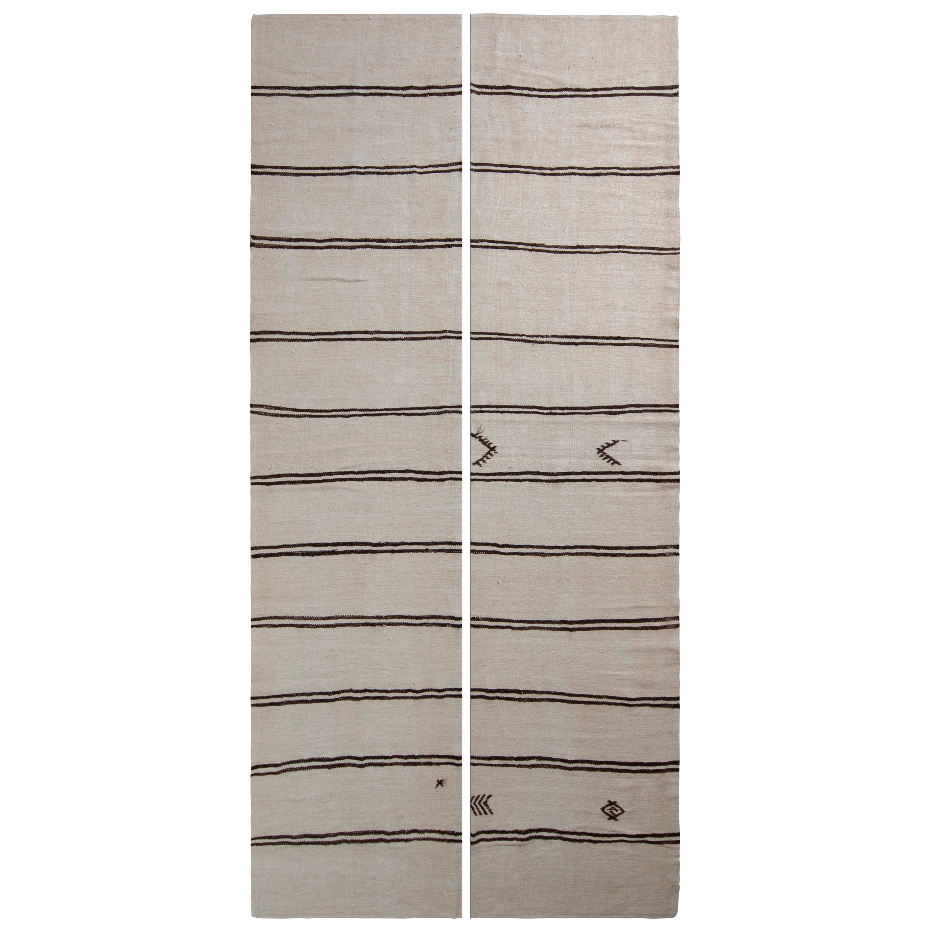 Handgewebter Vintage-Kelim-Teppich in Beige-Weiß & Schwarz gestreiftem Streifenmuster von Rug & Kilim