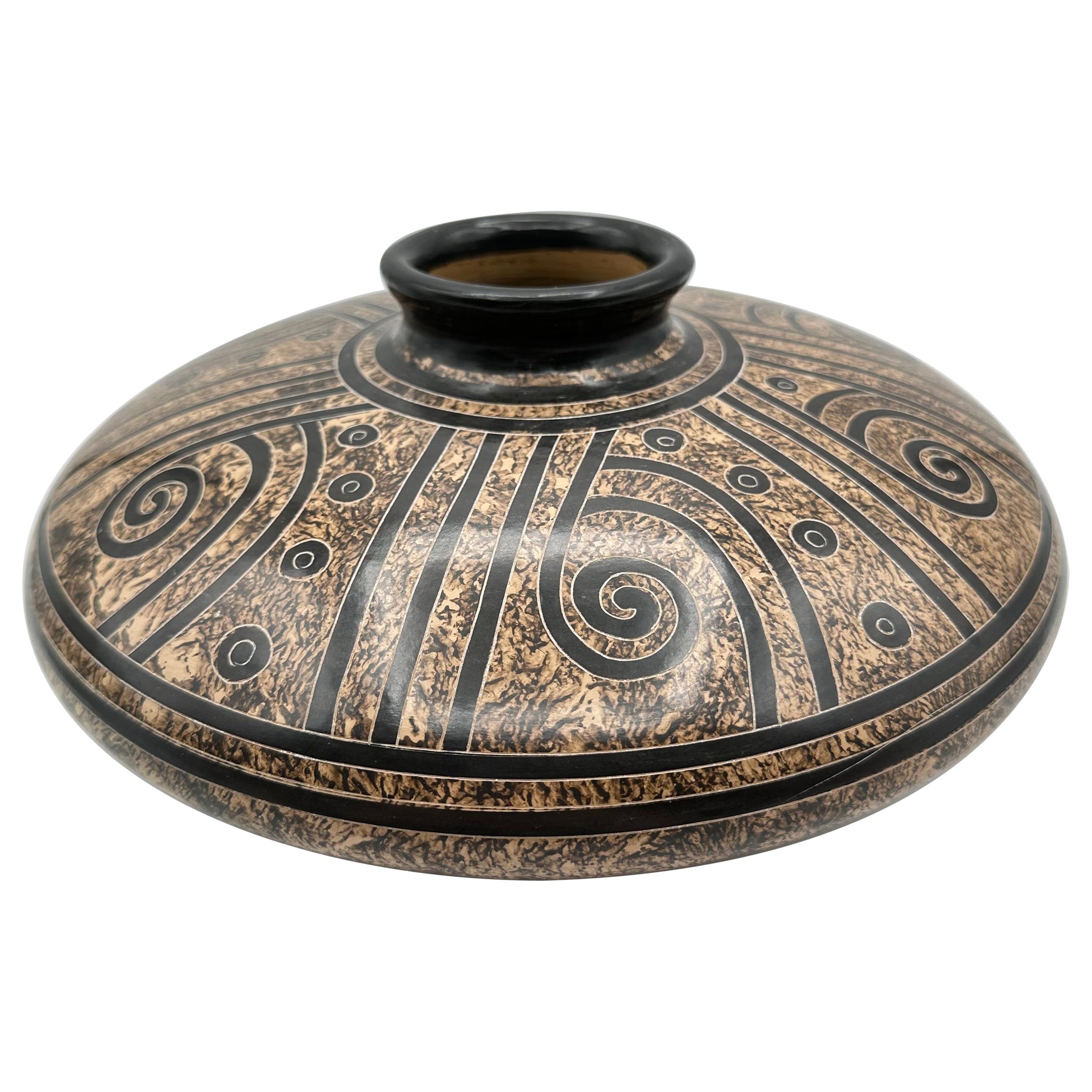 Vase fait main en céramique Brown du Nicaragua avec des designs géométriques en spirale, signé en vente