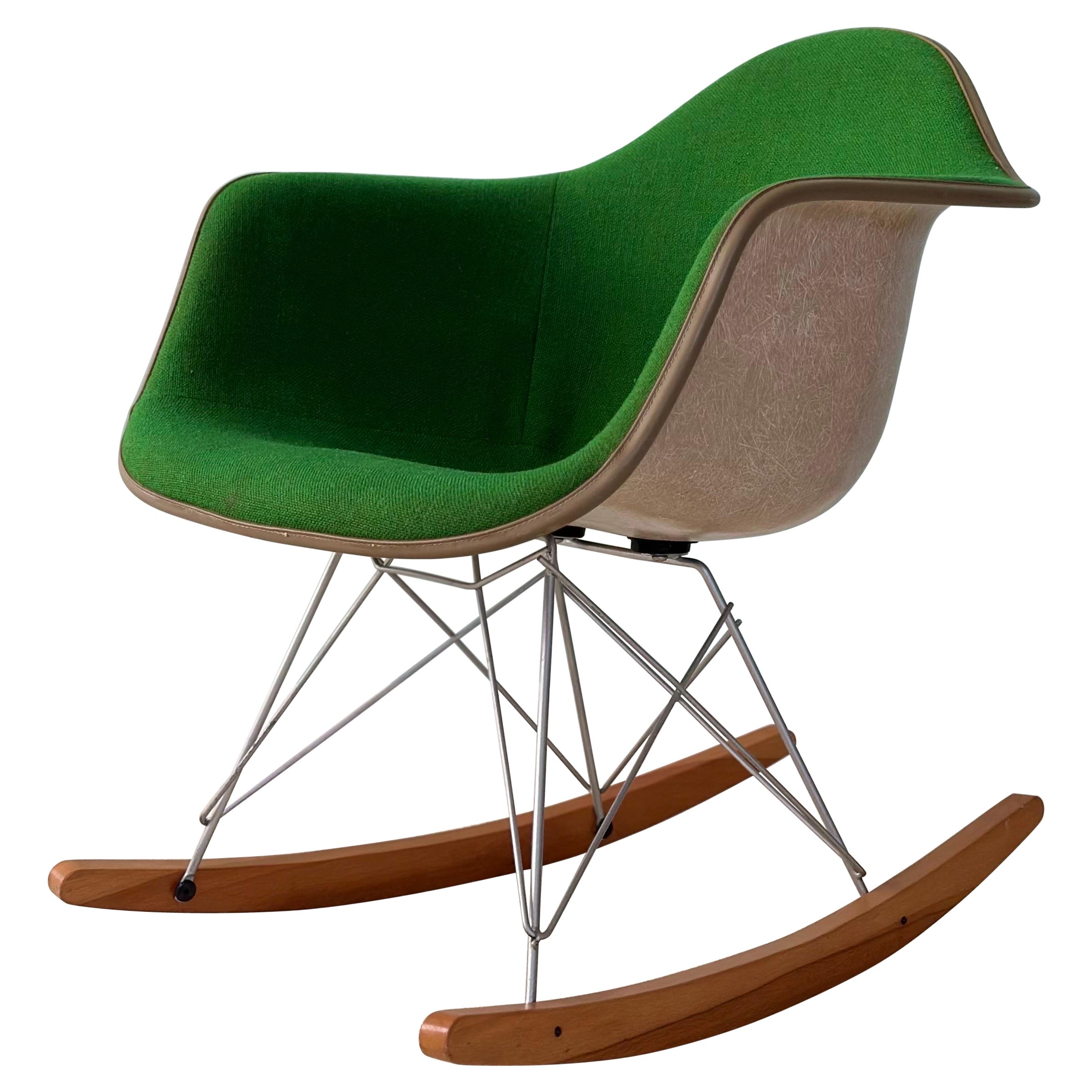 Chaise à bascule Eames pour Herman Miller des années 1970 en fibre de verre et tapisserie verte 
