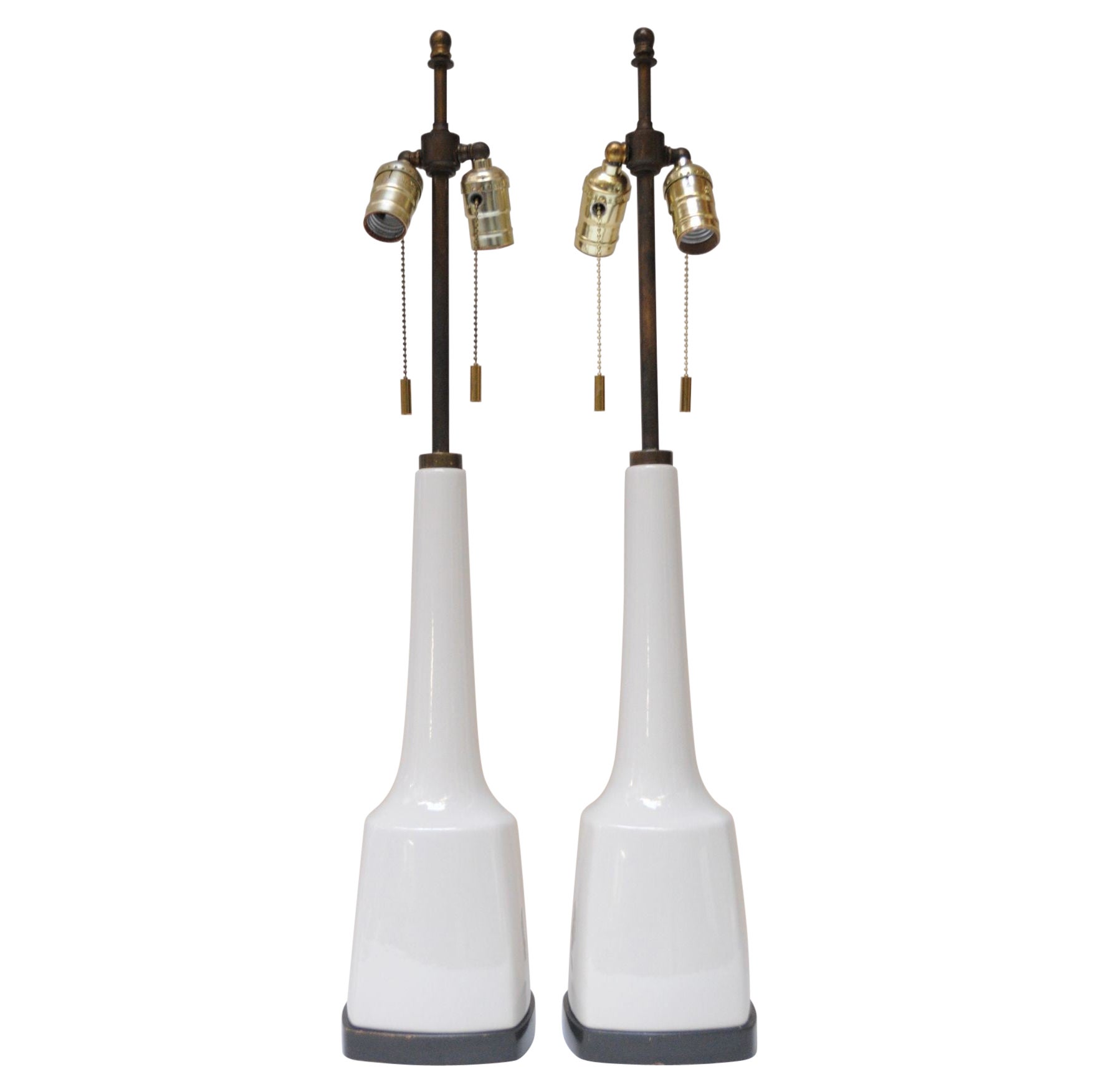 Paar hohe amerikanische modernistische Tischlampen aus weißem Porzellan und Messing