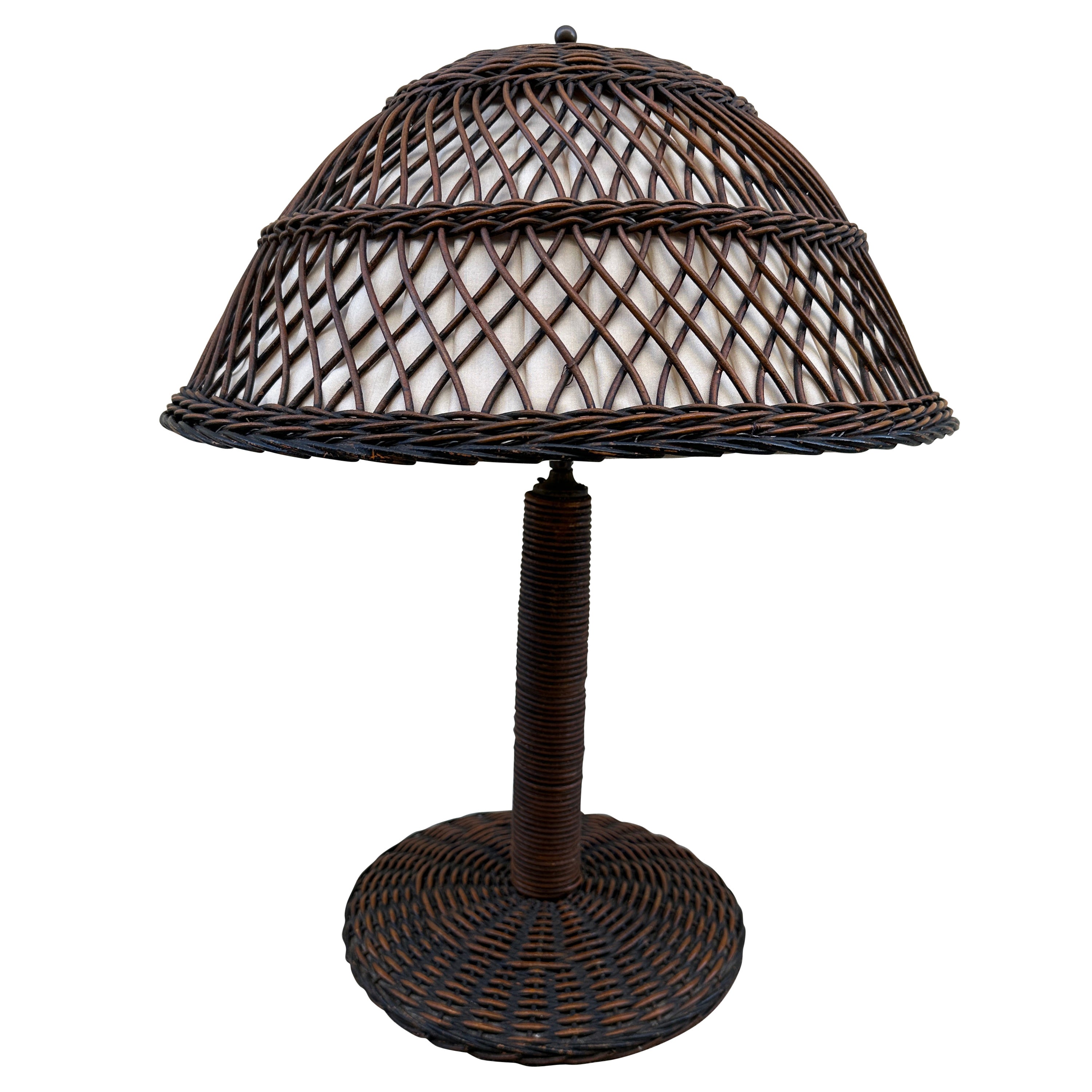 Antike Arts and Crafts-Tischlampe aus Korbweide / Rattan im Angebot