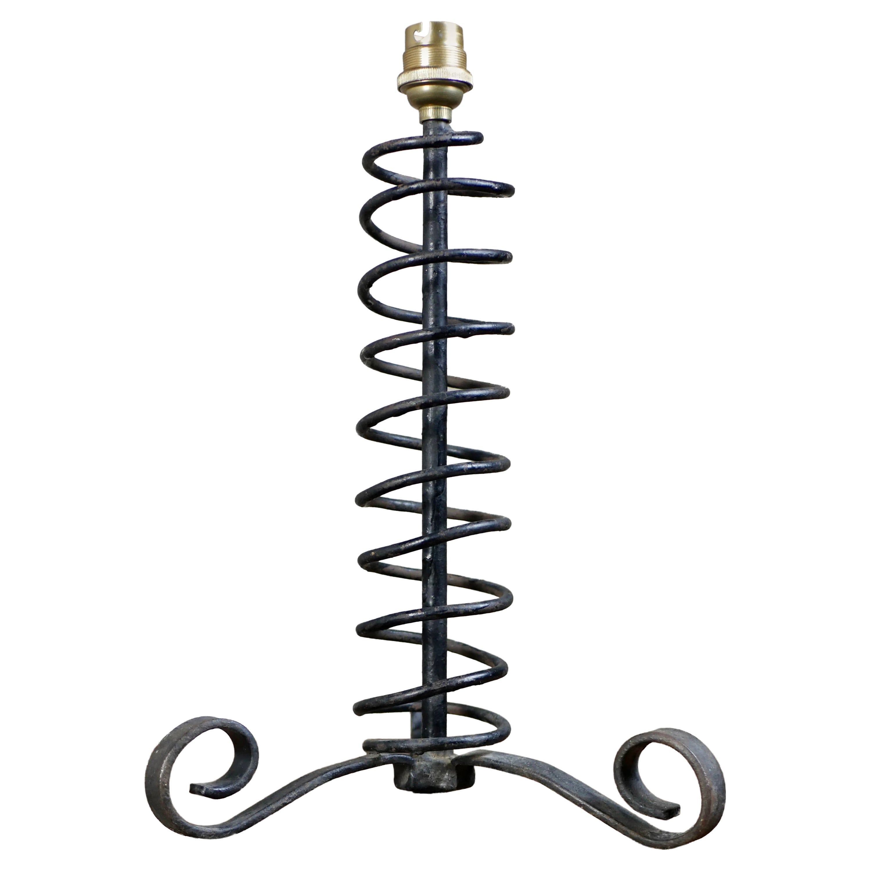 Brutalist spring table lamp in wrought iron, French work from the 1950s For Sale