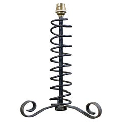 Brutalist spring table lamp in wrought iron, French work from the 1950s