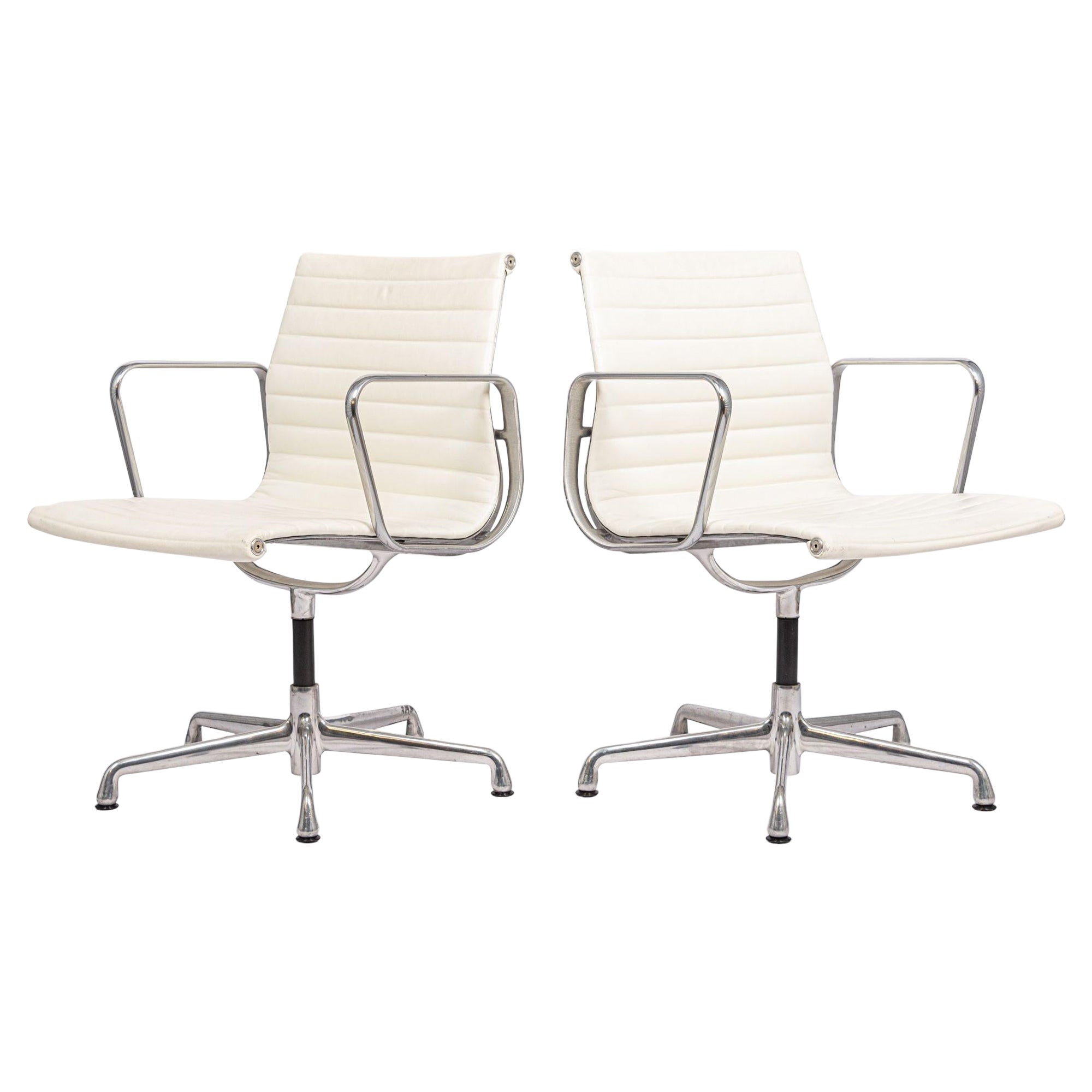 Chaises de bureau en cuir blanc du milieu du siècle dernier par Eames pour Herman Miller