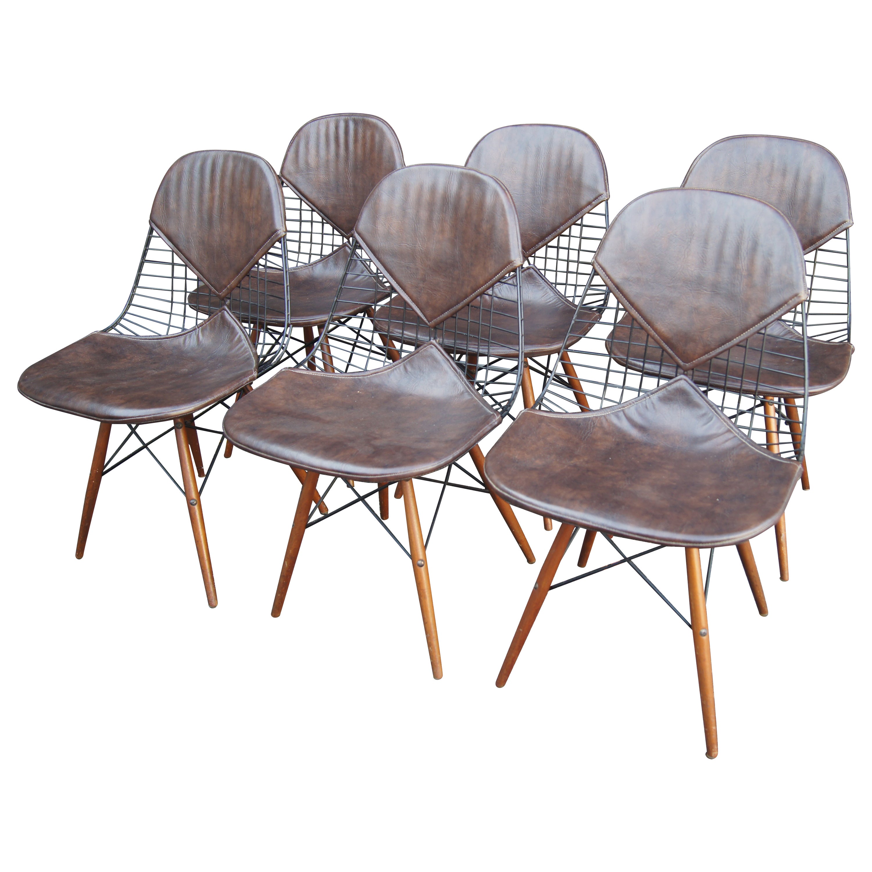 Ensemble de six chaises en fil de fer avec pieds en goujon et pad par Charles and Ray Eames en vente