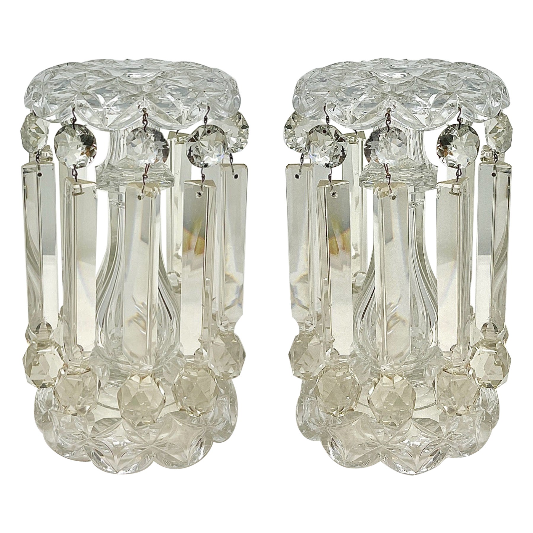 Paire de lustres ou bougeoirs français anciens en cristal taillé de Baccarat, vers les années 1860.