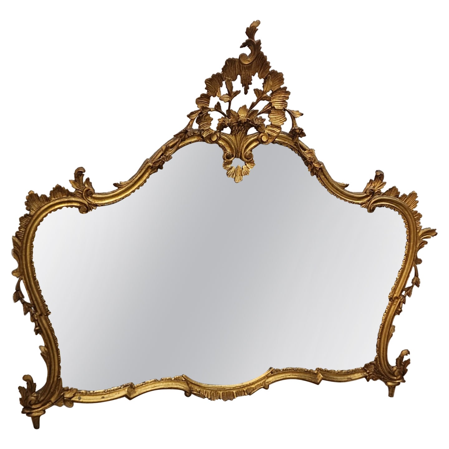 Miroir à volutes de style Louis XV en bois doré 