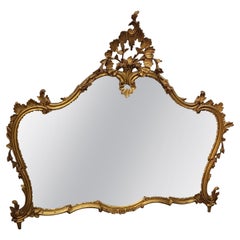 Miroir à volutes de style Louis XV en bois doré 